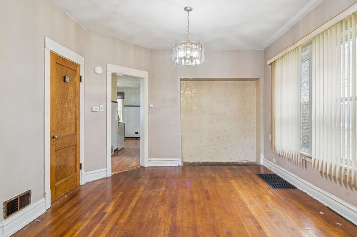 Property Photo: 4541 N Harding Avenue IL 60625