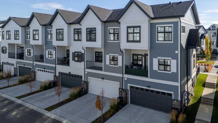 Property Photo:  180 Les Jardins Park SE  AB T2C 5V3 