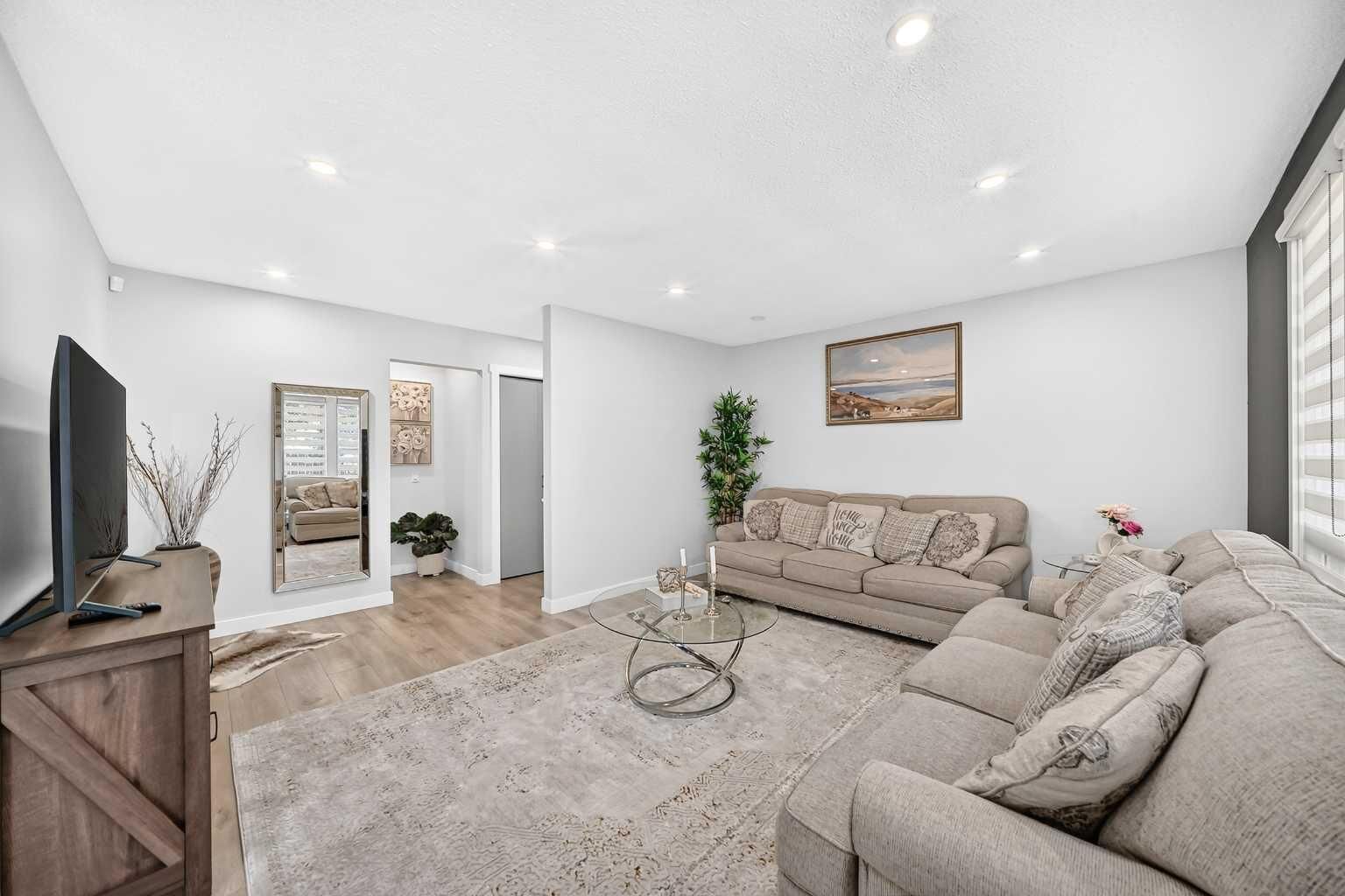 Property Photo:  6020 18 Avenue NE  AB T1Y 1P1 