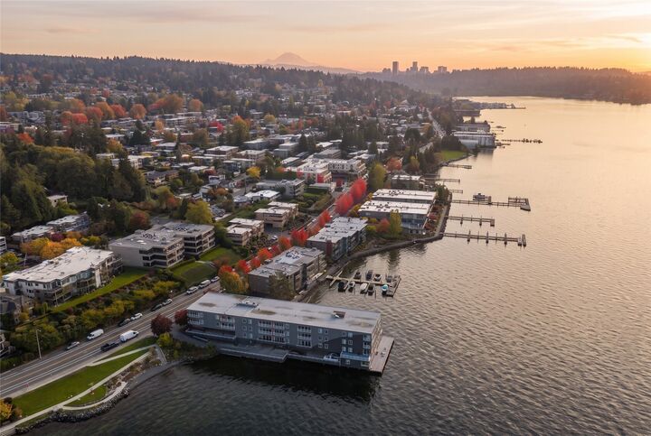 Property Photo:  733  Lake Street S 1-A  WA 98033 