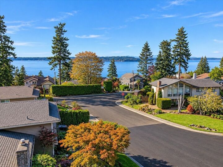 Property Photo: 915 S 261st Place WA 98198