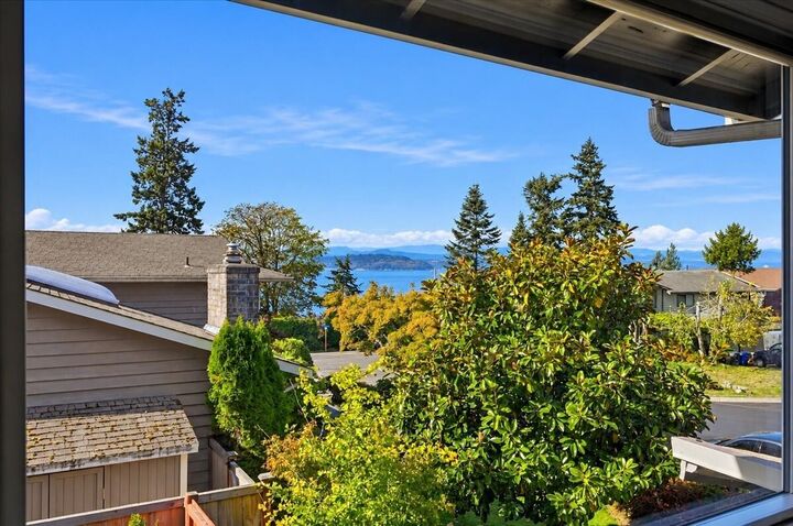 Property Photo:  915 S 261st Place  WA 98198 
