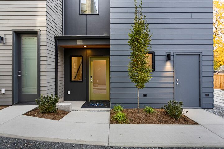 Property Photo: 8037 Wallingford Avenue N B WA 98103
