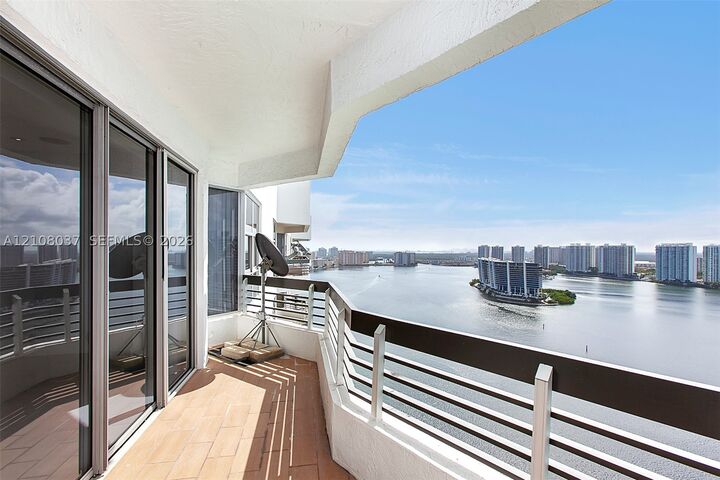Property Photo: 19101 Mystic Pointe Dr Ph 3 FL 33180