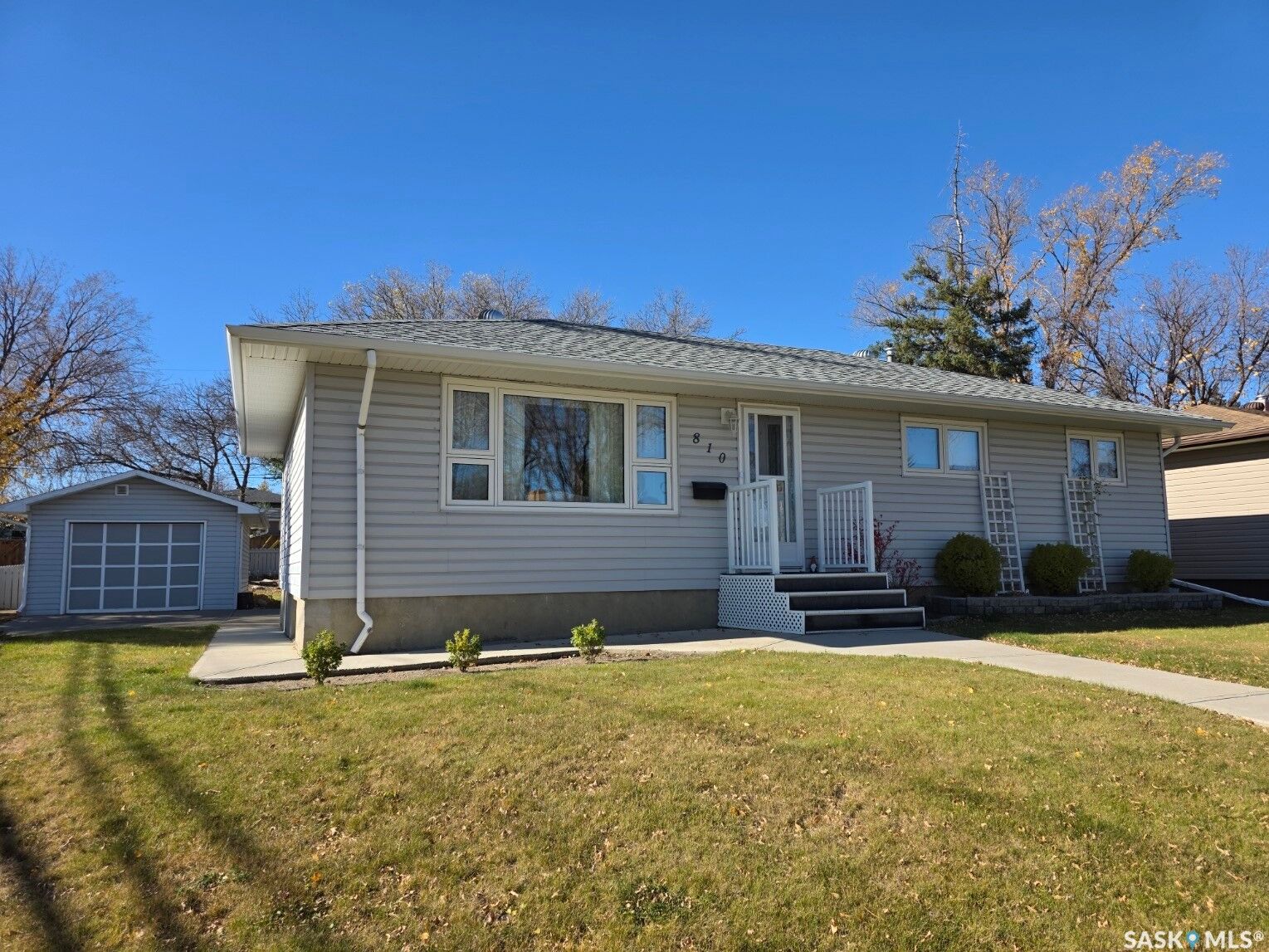 Property Photo:  810 11th Avenue NE  SK S9H 2V4 