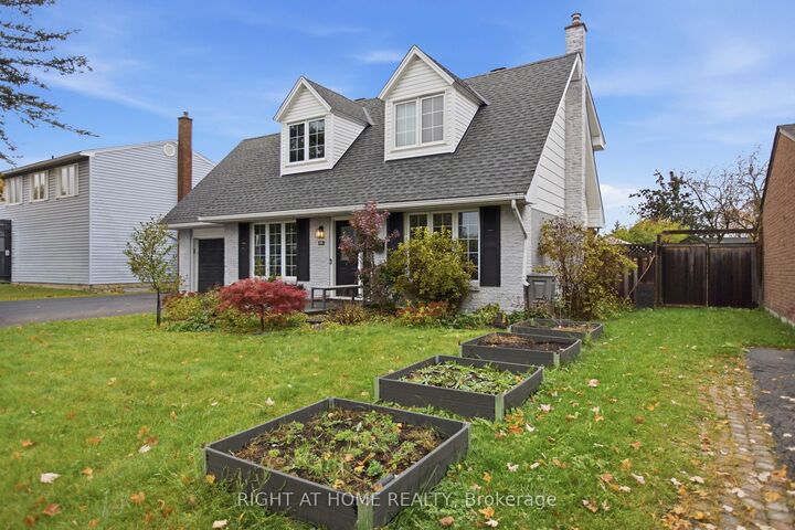 Property Photo:  828 Eastvale Drive  ON K1J 7A4 