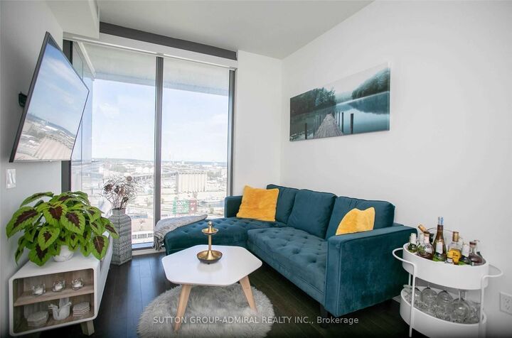 Property Photo:  16 Bonnycastle Street 1807  ON M5A 0C9 