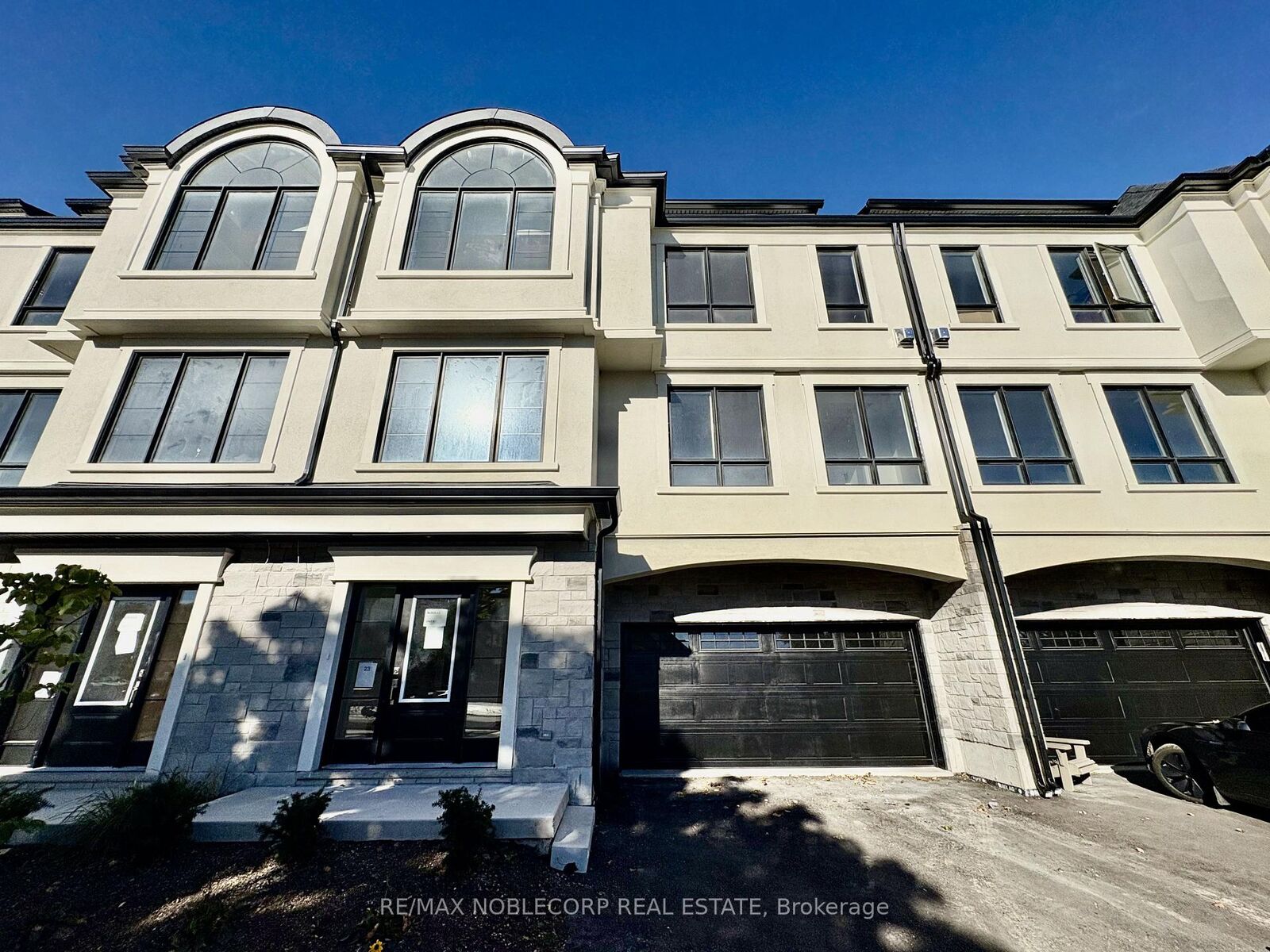 Property Photo:  15 Lake Street Inspiration Point, Th#7  ON L3M 2G4 