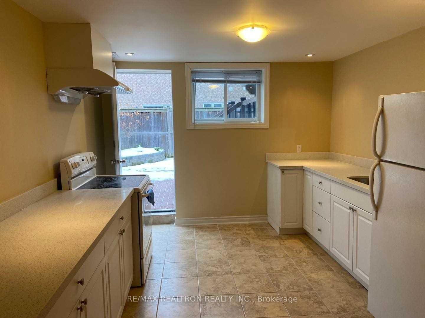 Property Photo:  284 Williamson Road Lower  ON L6E 1X1 