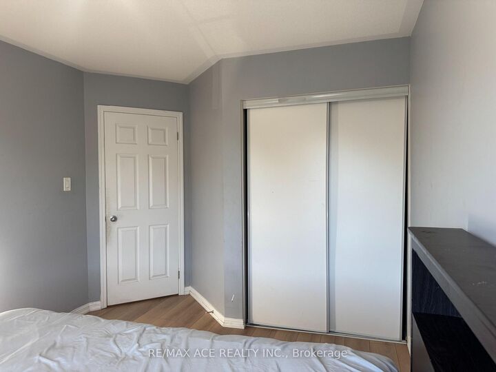 Property Photo:  1851 Parkhurst Crescent Room 1  ON L1X 0B1 
