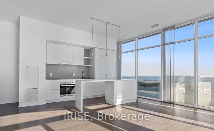Property Photo:  100 Harbour Street 6910  ON M5J 0B5 