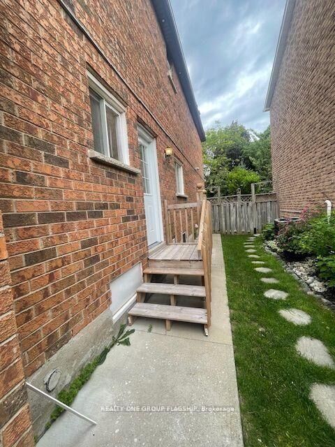 Property Photo:  3665 Colonial Lower Drive  ON L5L 4P2 