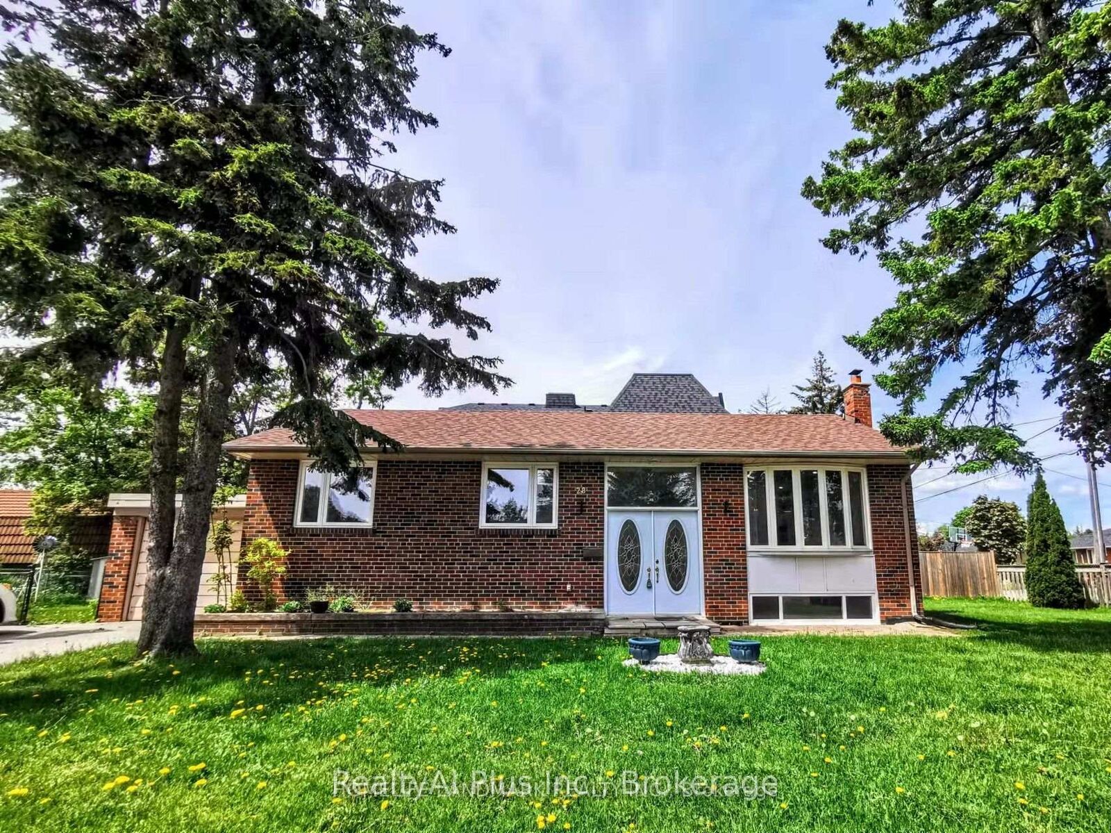 Property Photo:  28 Benfer Road Main  ON L4C 2J9 
