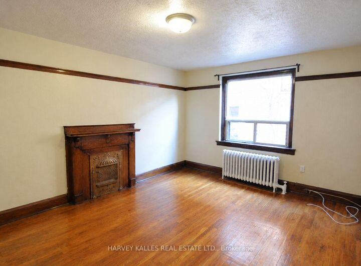 Property Photo:  2220 Queen Street E 7  ON M4E 1E9 