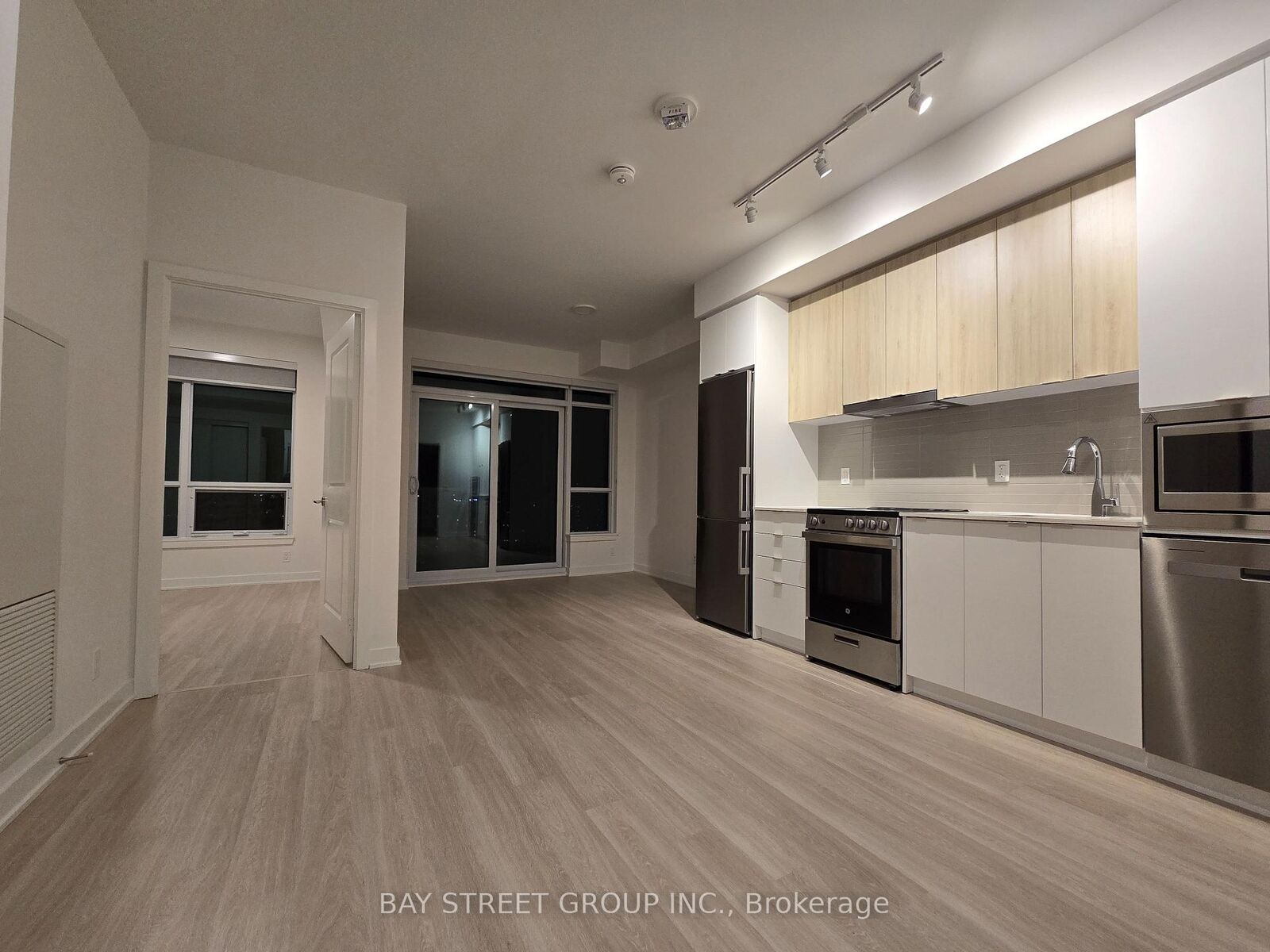 Property Photo:  50 Upper Mall Way 1806B  ON L4J 0L7 