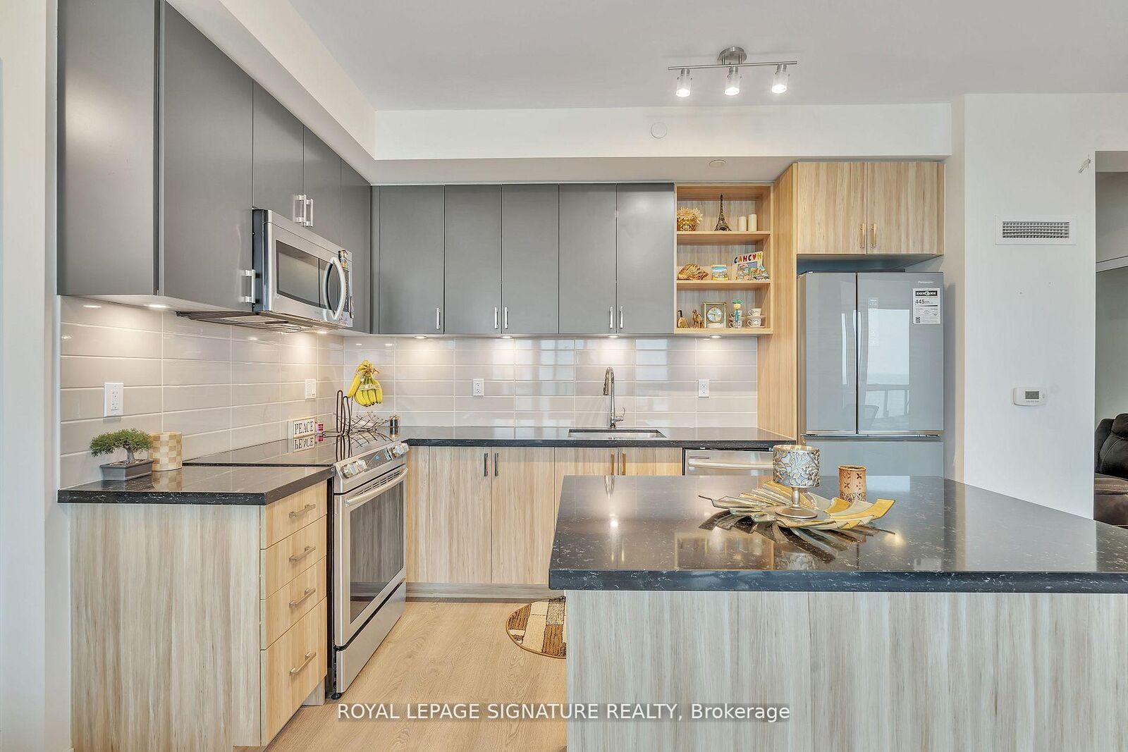 Property Photo:  4677 Glen Erin Drive 1602  ON L5M 2E3 