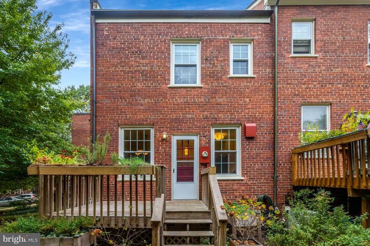Property Photo: 1021 S Barton Street 116 VA 22204