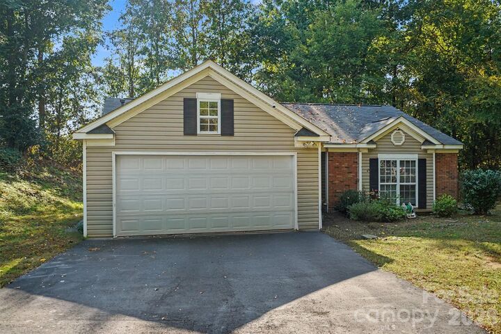 Property Photo:  706 White Oak Lane  NC 28104 