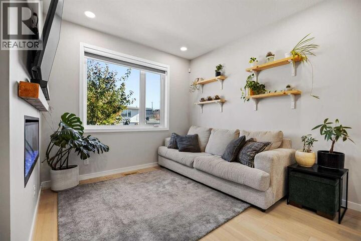 Property Photo:  2127 12 Street Northwest  AB T2M 3M8 