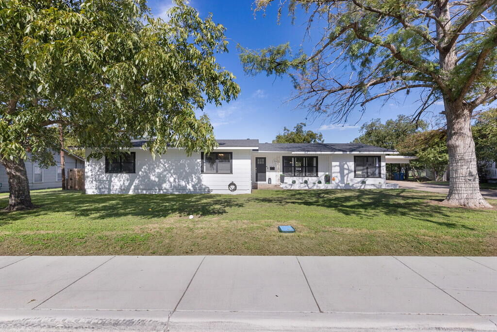 Property Photo: 420 Westminster TX 78028