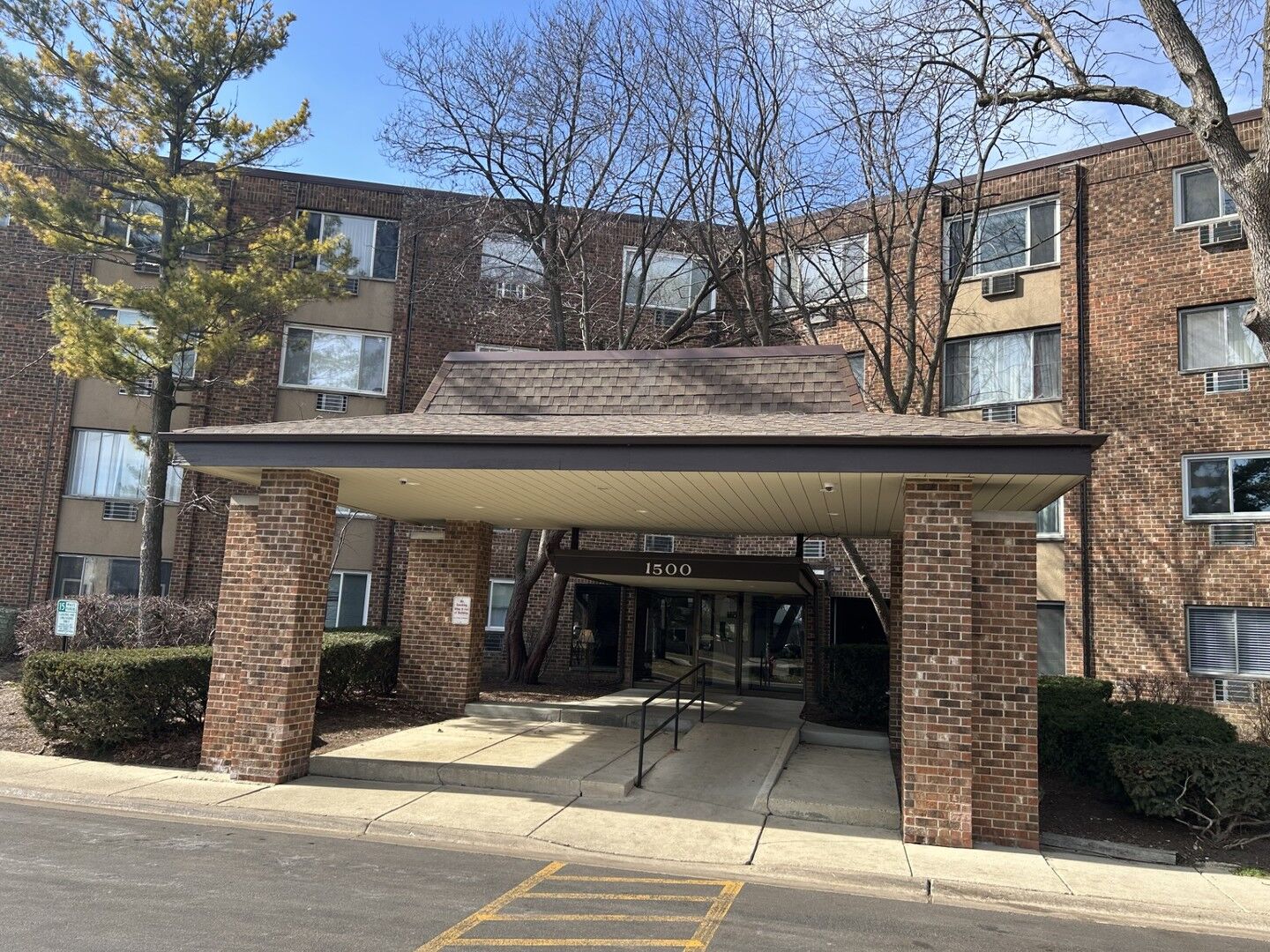 Property Photo:  1500 Robin Circle 314  IL 60169 