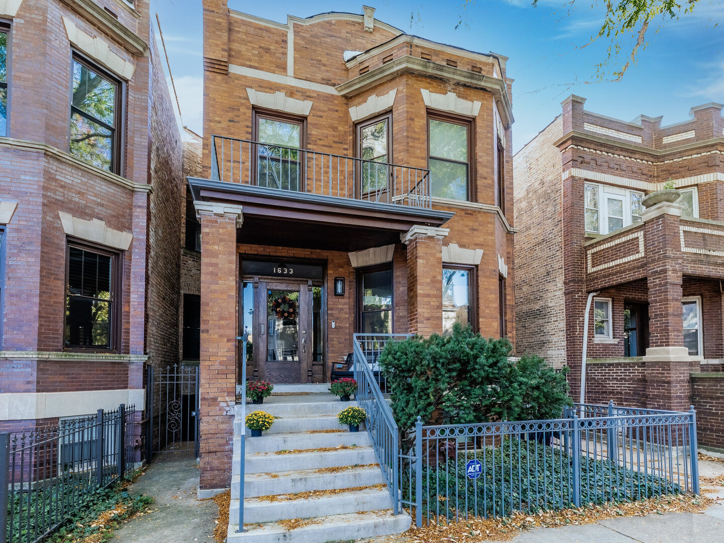Property Photo:  1633 W Winona Street  IL 60640 