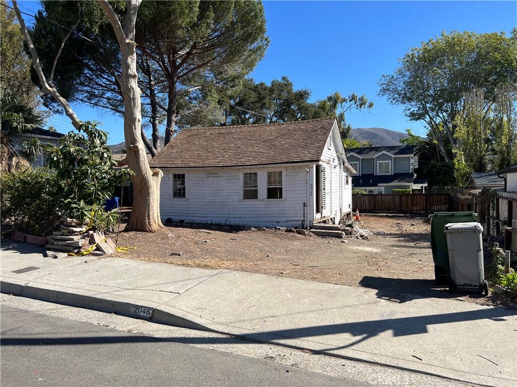 Property Photo:  2046 King  CA 93401 