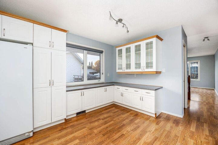 Property Photo:  276 Cochrane Crescent  AB T9K 1J4 