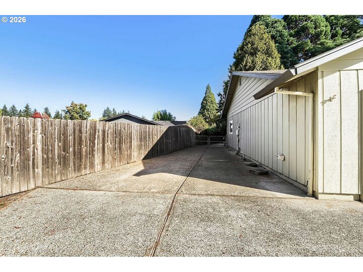Property Photo:  890 NE 6th Dr  OR 97124 