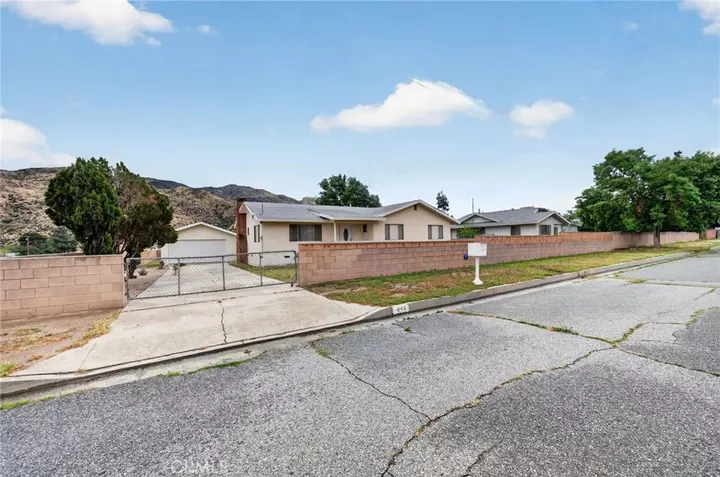 Property Photo:  514 E Victory  CA 92220 