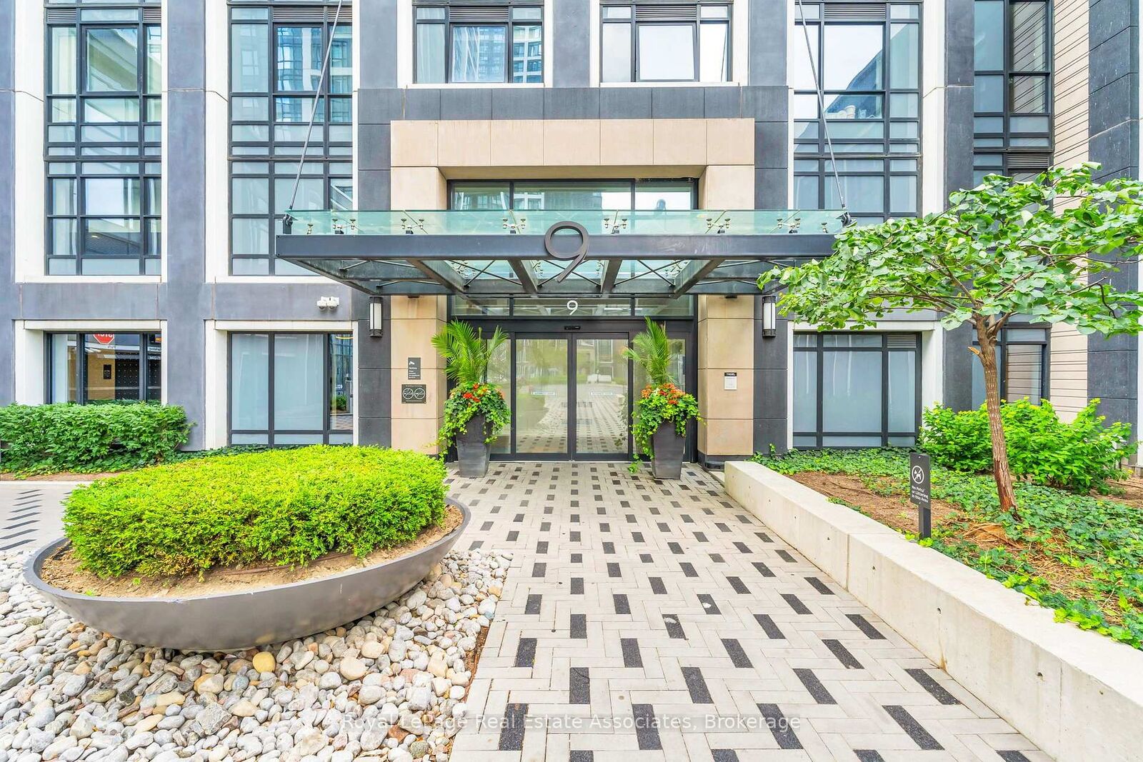 Property Photo: 9 Mabelle Avenue 1516 ON M9A 0E1
