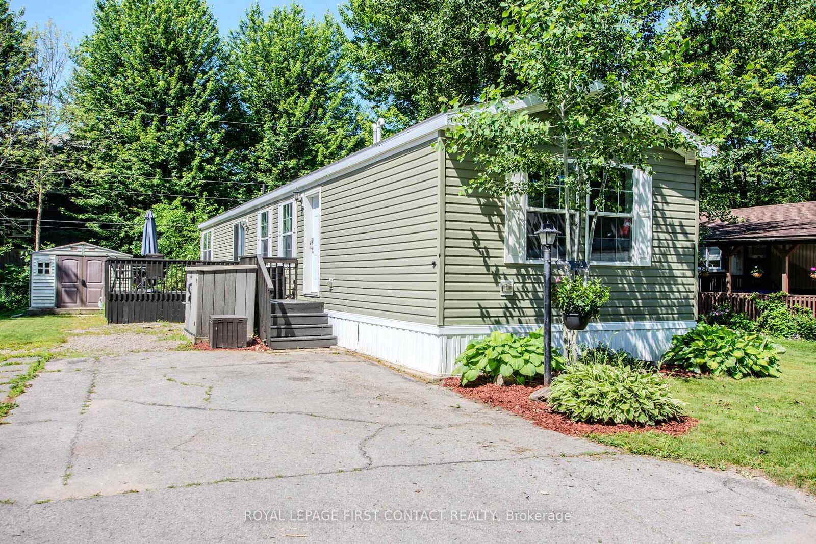 Property Photo: 23 Georgian Glen Drive ON L9Z 1K8