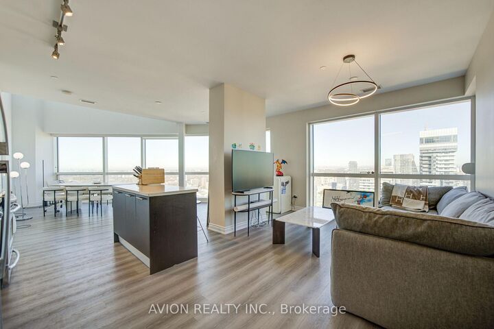 Property Photo:  386 Yonge Street 5716  ON M5B 0A5 