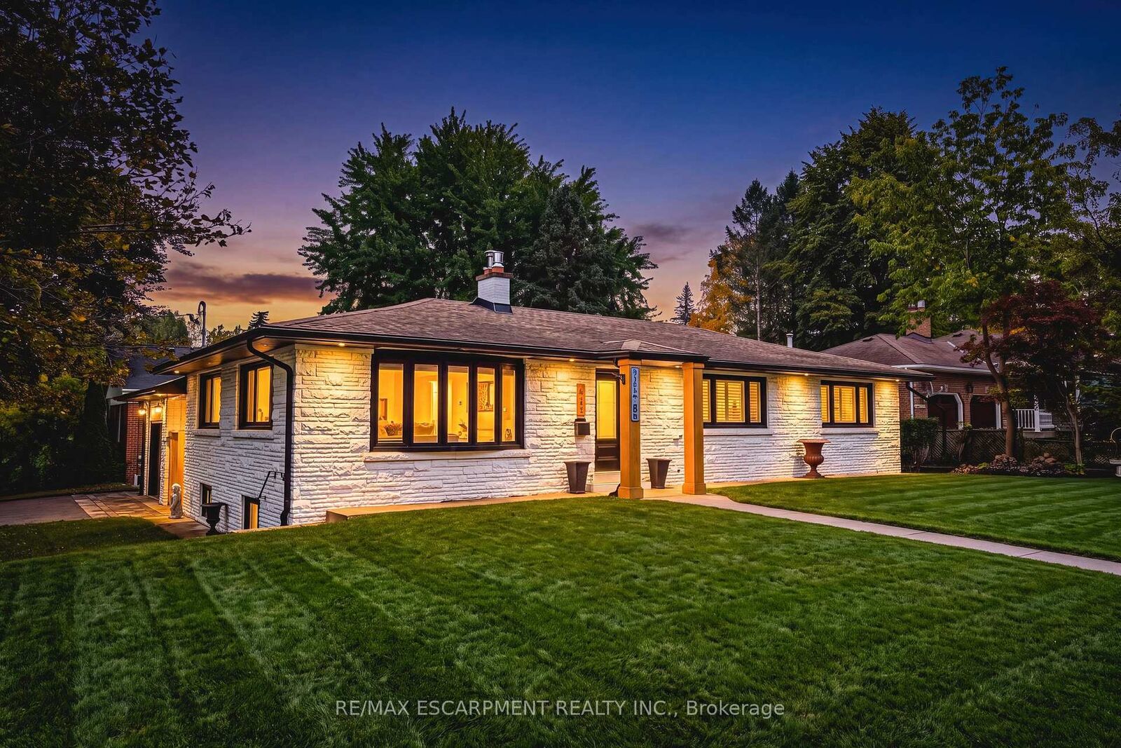 Property Photo:  915 Tanager Avenue  ON L7T 2Y1 