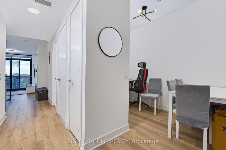 Property Photo:  86 Dundas Street E 422  ON L5A 1W4 