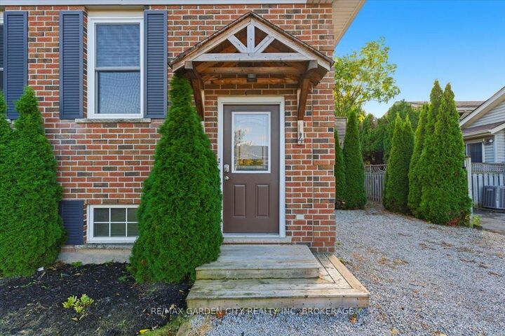 Property Photo:  4 Fox Trail Drive  ON L2S 3T7 