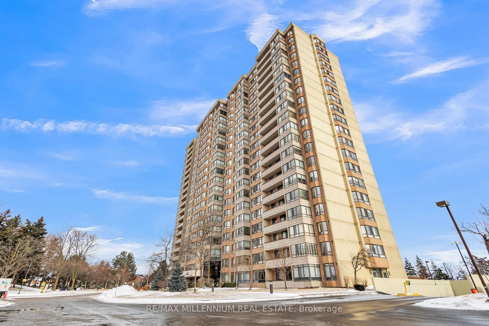 Property Photo:  100 County Court Boulevard 1107  ON L6W 3X1 