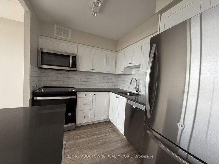 Property Photo:  147 Wellington Street W 716  ON L4G 2N9 