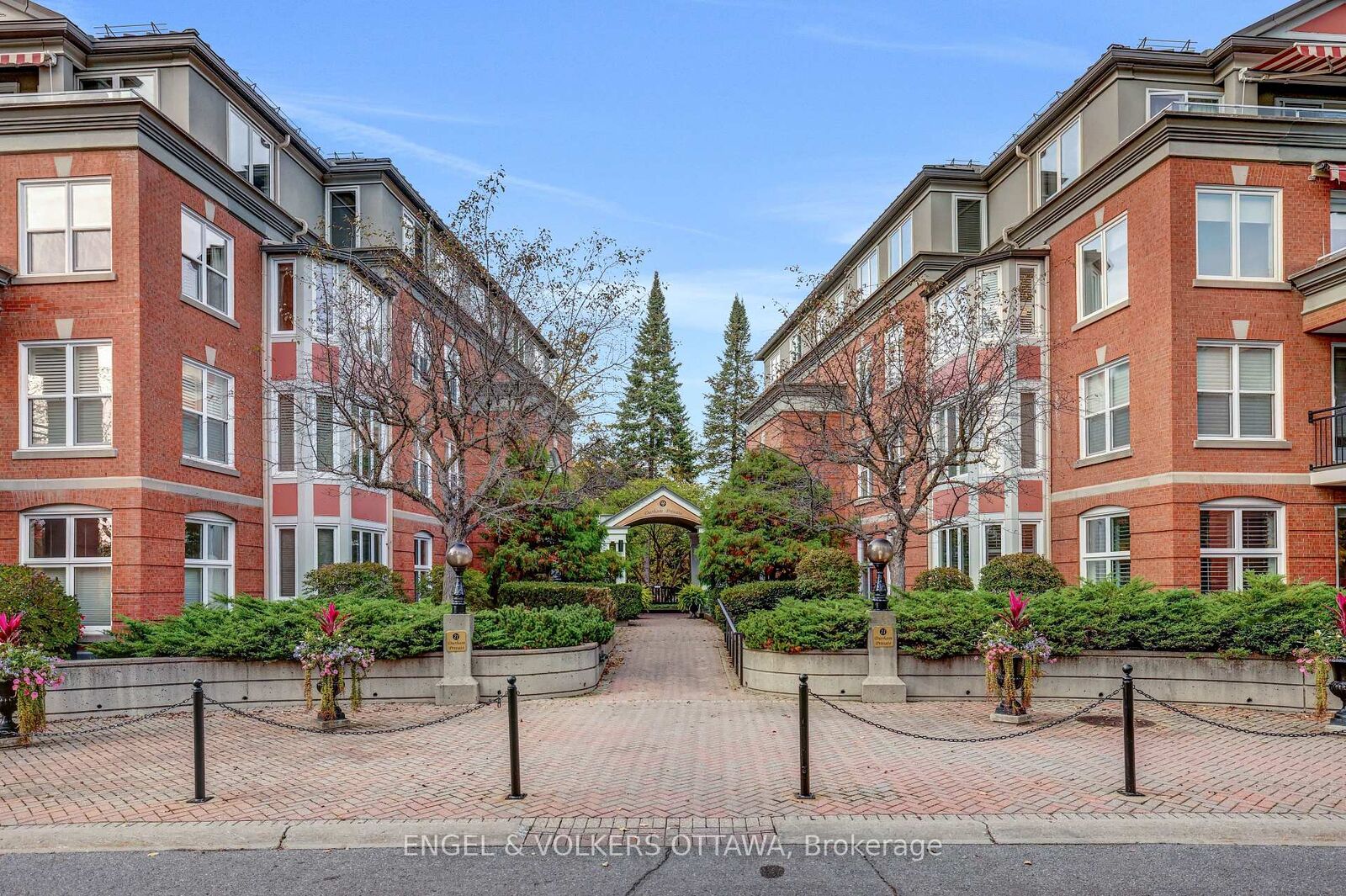 Property Photo:  21 Durham Private 403  ON K1M 2H8 