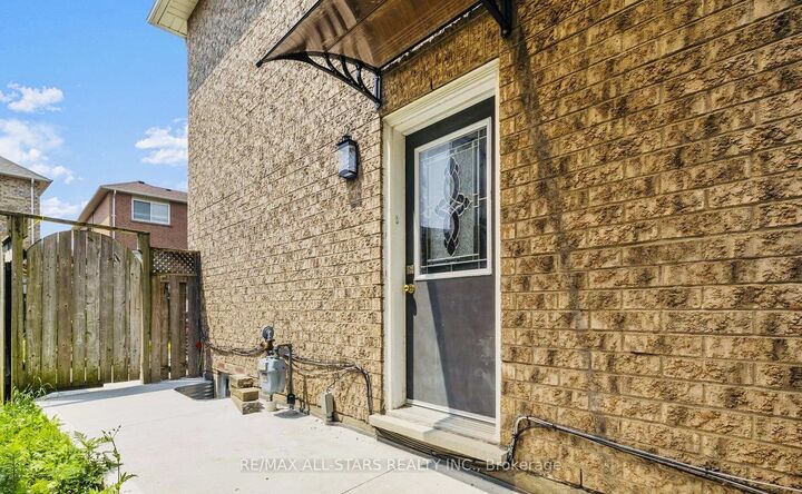 Property Photo:  23 Hyacinth Crescent Basement  ON M1X 1W6 