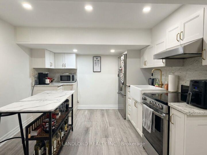 Property Photo:  121 Sorauren Avenue 4  ON M6R 2E3 