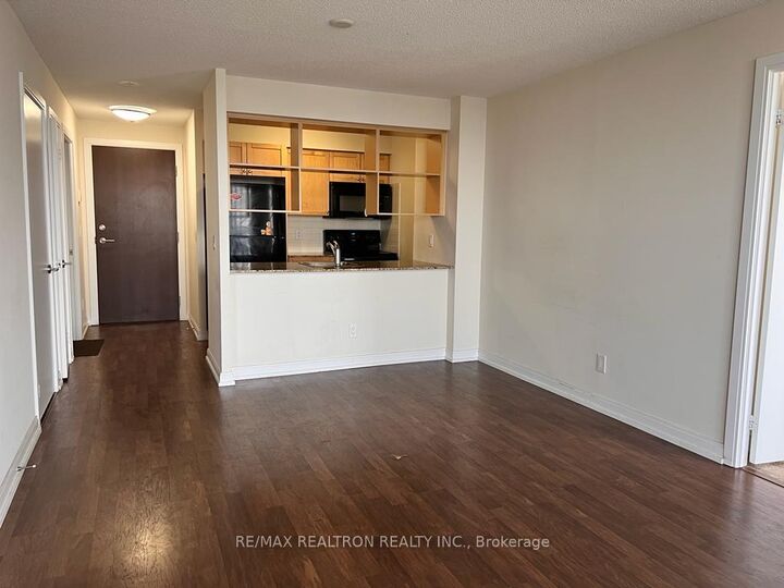 Property Photo: 151 Village Green Square 2804 ON M1S 0K5