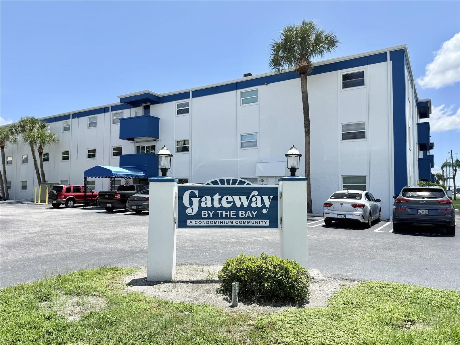 Property Photo: 350 79th Ave N 102 FL 33702