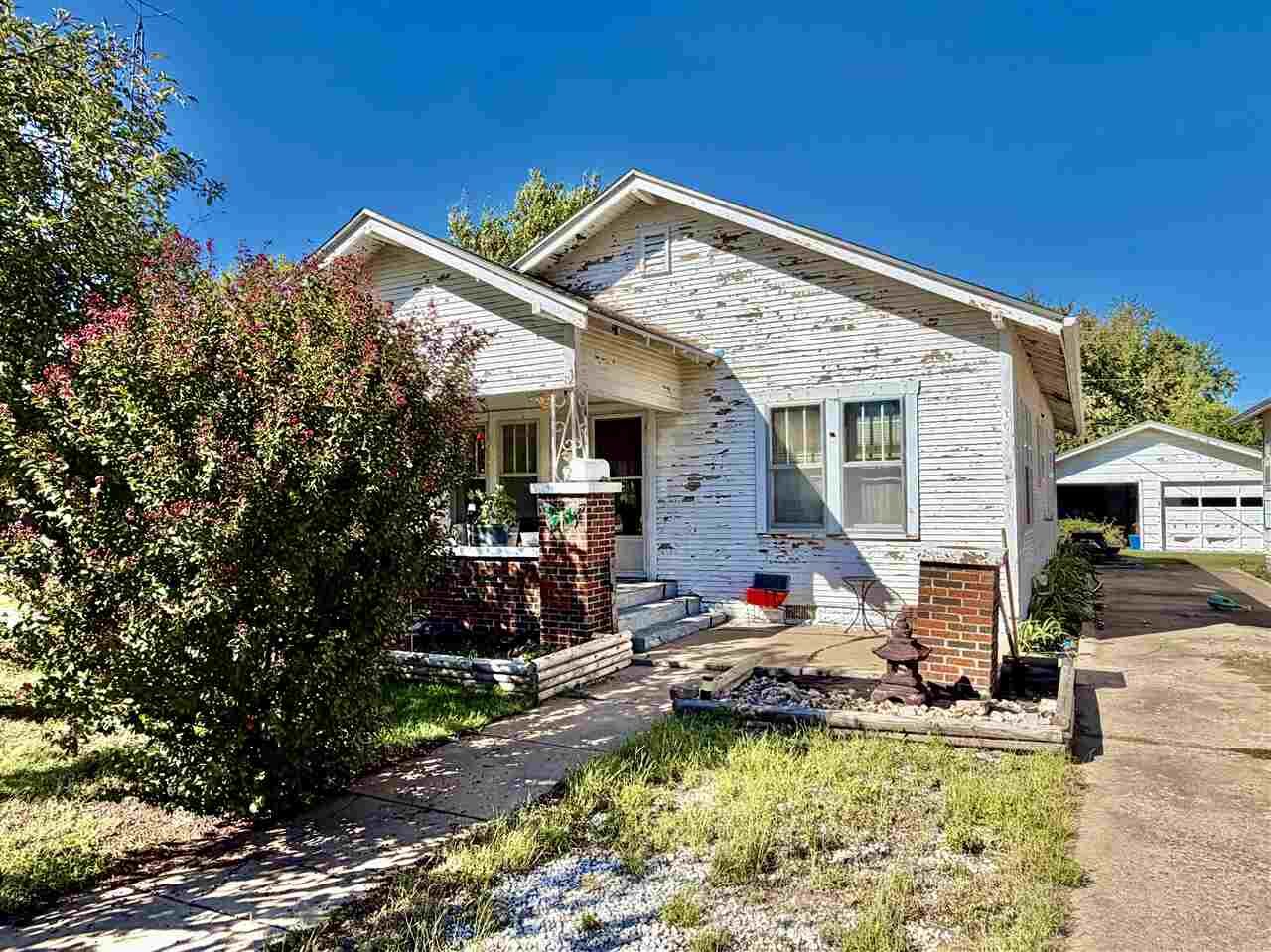 Property Photo: 1044 W Blackwell Avenue OK 74631