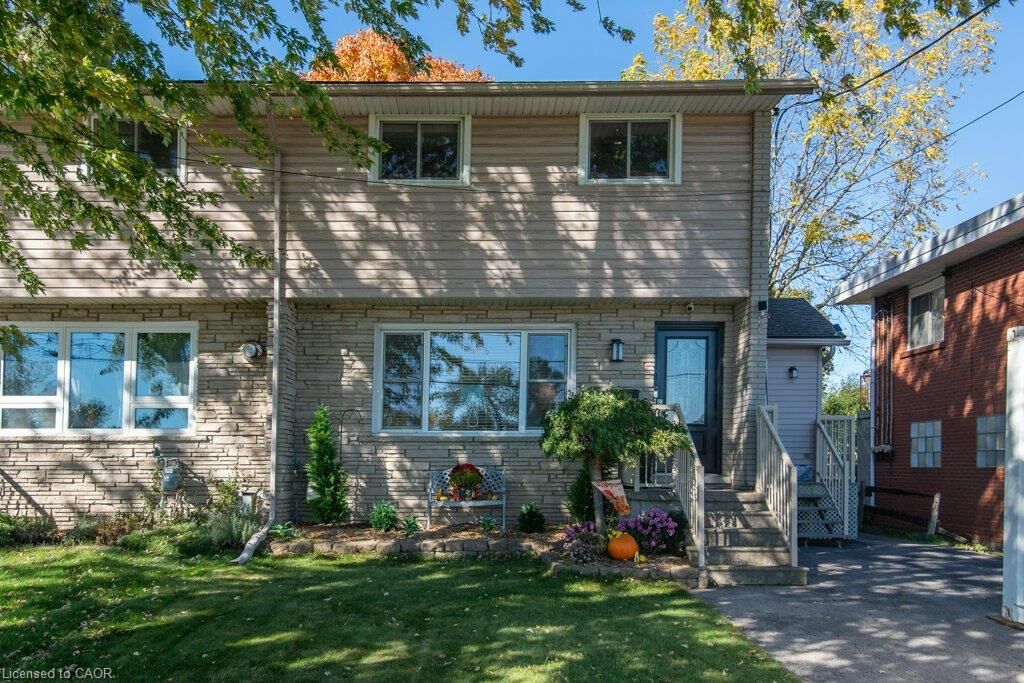 Property Photo:  169 Schweitzer Street  ON N2K 1C3 