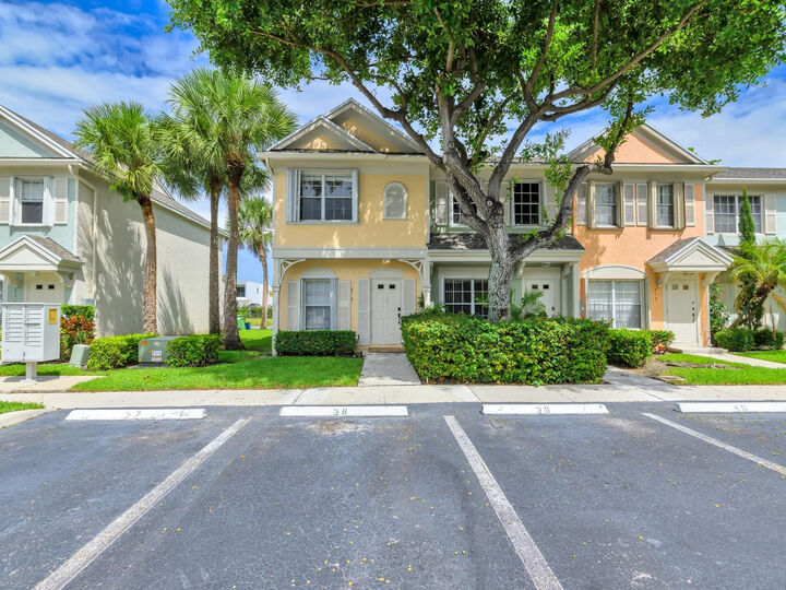 Property Photo: 219 Mallory Court FL 33326