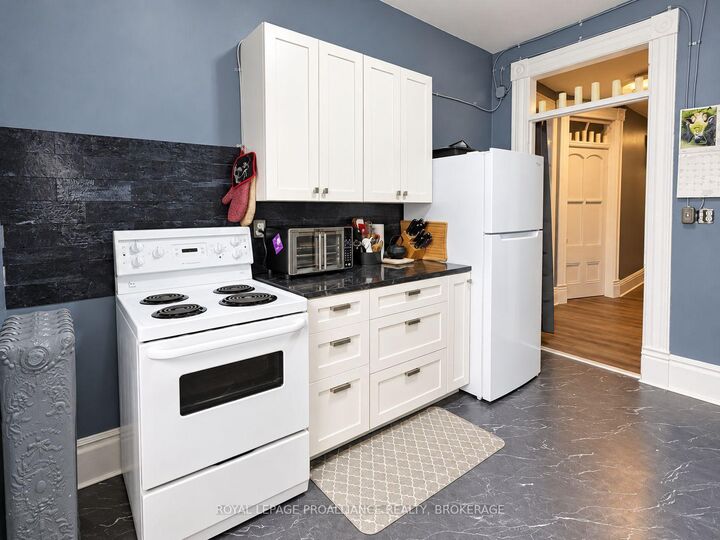 Property Photo:  33 King Street W 3  ON K6V 3P7 