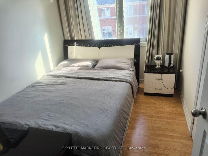 Property Photo:  323 Aldergrove Drive  ON L3R 2L8 