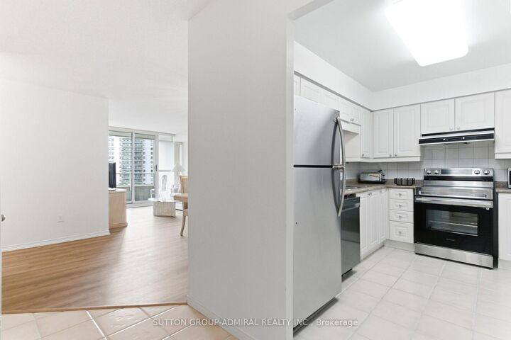 Property Photo:  11 Townsgate Drive 814  ON L4J 8G4 