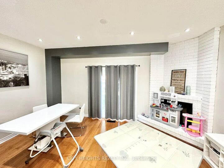Property Photo:  35 Mansewood Gardens  ON M1E 5A4 